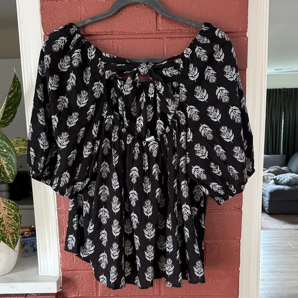 Old Navy Black and White Leaf Pattern Blouse